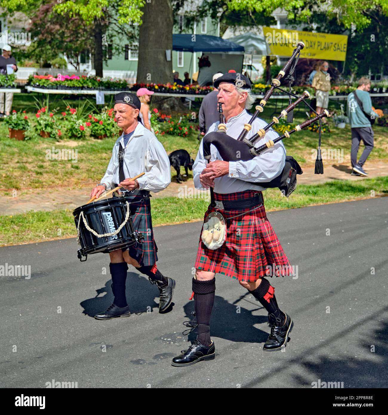 Un joueur de cornemuse et un batteur mènent la parade pendant les festivités de la journée d'Oxford à Oxford, Maryland 22 avril 2023 Banque D'Images