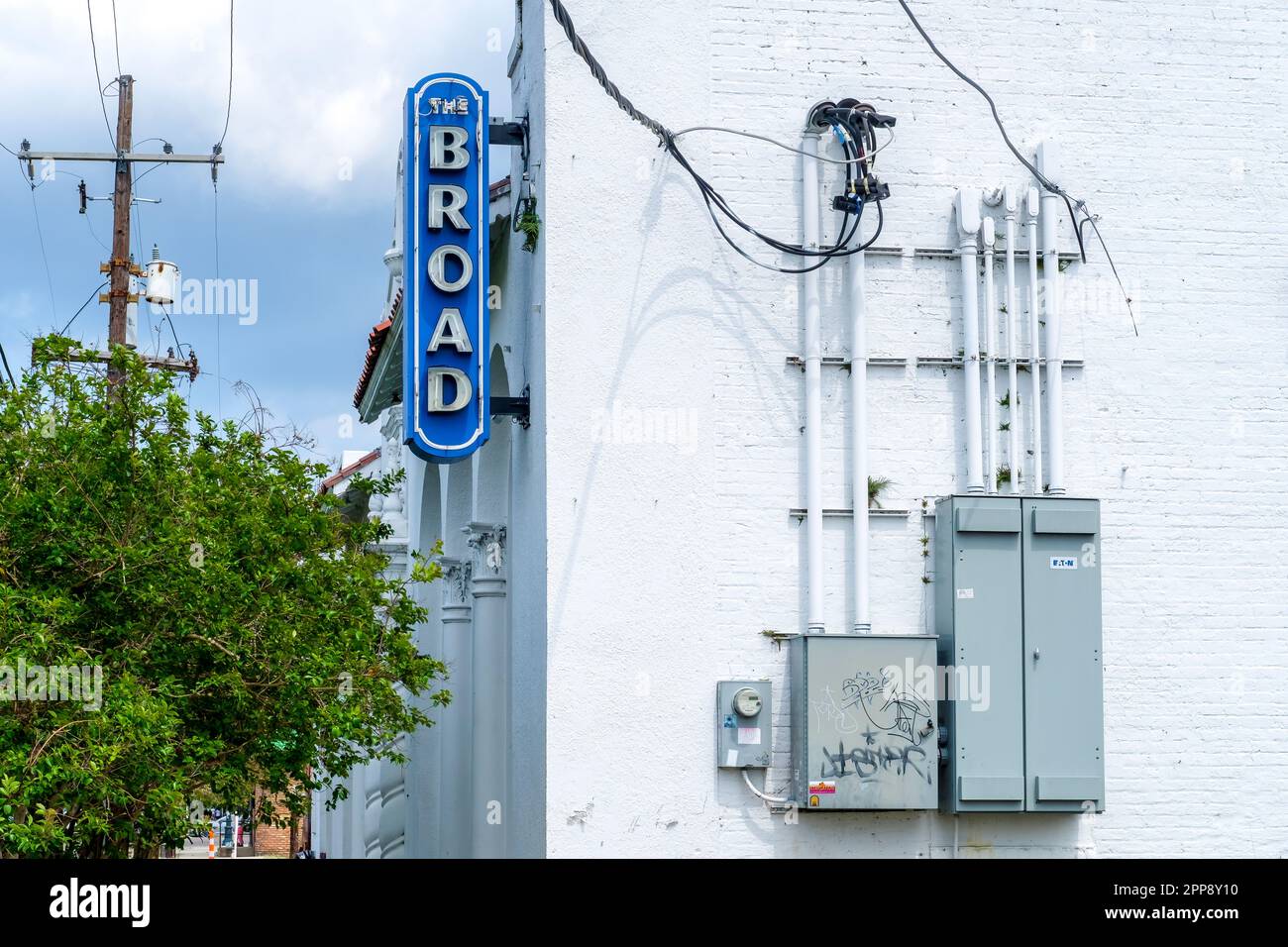 LA NOUVELLE-ORLÉANS, LA, USA - 1 AVRIL 2023: Grand bâtiment de théâtre montrant les panneaux et les boîtes de circuit sur le côté du bâtiment dans le quartier de Mid City Banque D'Images