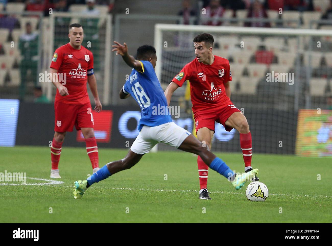 Alger. 23rd avril 2023. L'Akram Bouras (R) du CR Belouizdad rivalise avec Themba Zwane (C) de Mamelodi Sundowns lors du quart-finale 2022/2023 de la Ligue des champions de la CAF 1st match de football entre le CR Belouizdad d'Algérie et les Mamelodi Sundowns d'Afrique du Sud au stade Nelson Mandela d'Alger, Algérie, 22 avril 2023. Credit: Xinhua/Alay Live News Banque D'Images