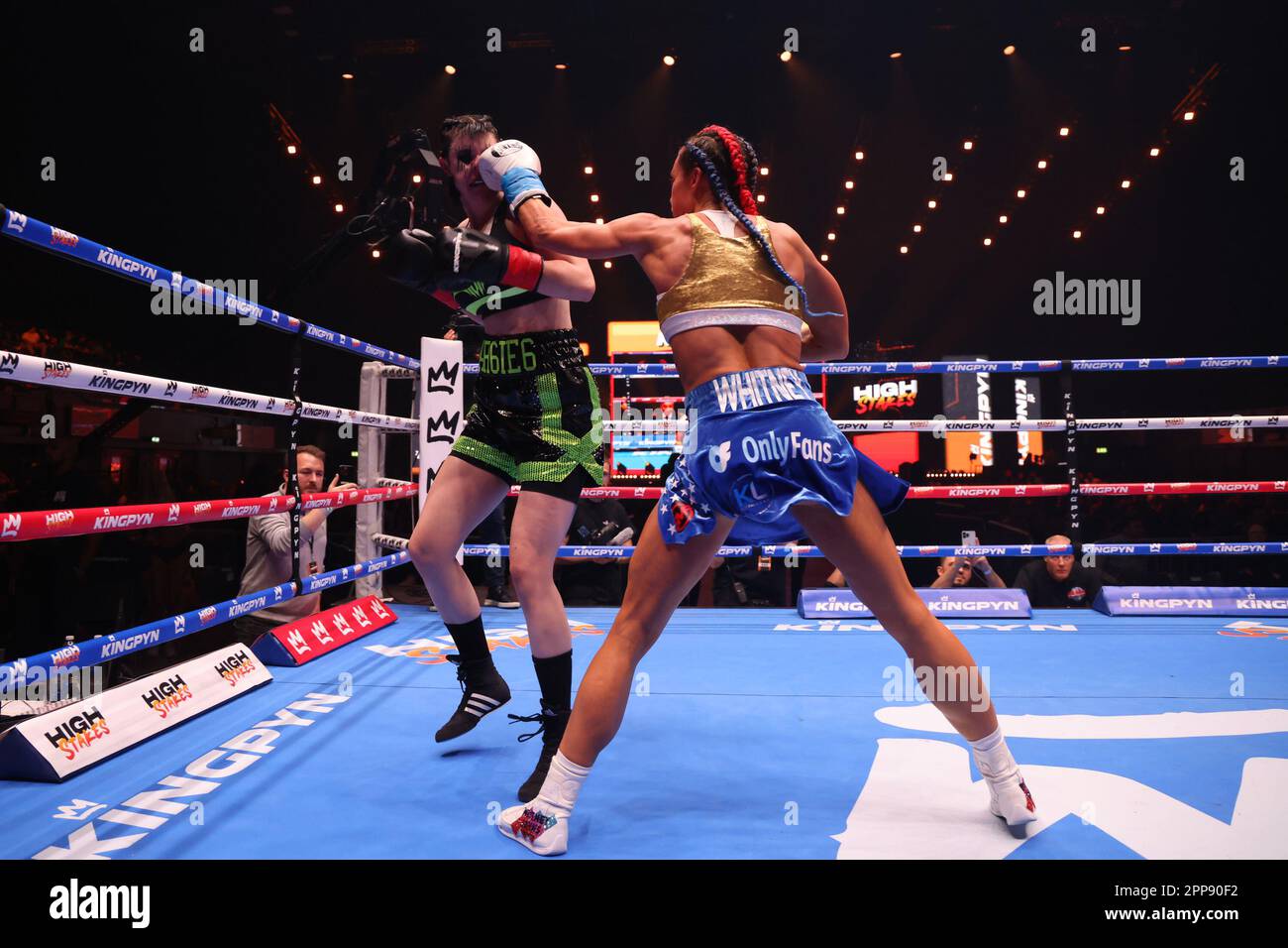 LONDRES, Royaume-Uni - AVRIL 22 : Avery Pongracz combat Whitney Johns dans son combat de 140 livres lors de l'événement du tournoi Kingpyn High Stakes à OVO Arena Wembley on 22 avril 2023 à Londres, Royaume-Uni. (Photo de Vianney Lecaer/PxImages) Banque D'Images