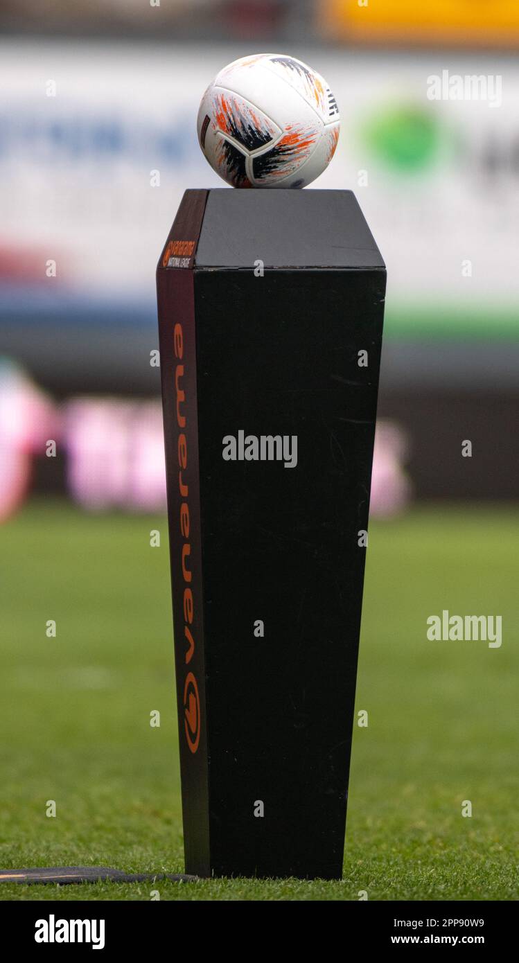 Le ballon de match sur le podium devant le coup d'envoi, lors du Wrexham Association football Club V Boreham Wood football Club au terrain de course, dans la Vanarama National League. (Image de crédit : ©Cody Froggatt/Alamy Live News) Banque D'Images