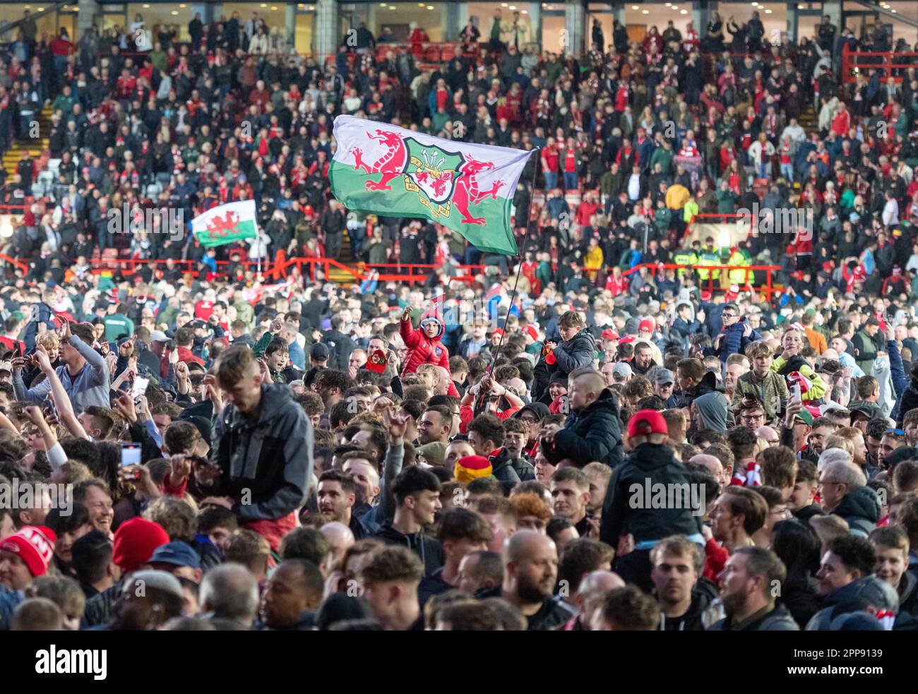 Wrexham, Wrexham County Borough, pays de Galles. 22nd avril 2023. Les fans de Wrexham sur le terrain célèbrent à plein temps leur promotion au niveau de la ligue de football, lors du club de football V de l'association Wrexham, au terrain de courses, dans la ligue nationale de Vanarama. (Image de crédit : ©Cody Froggatt/Alamy Live News) Banque D'Images
