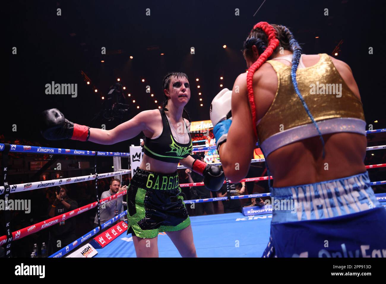 LONDRES, Royaume-Uni - AVRIL 22 : Avery Pongracz combat Whitney Johns dans son combat de 140 livres lors de l'événement du tournoi Kingpyn High Stakes à OVO Arena Wembley on 22 avril 2023 à Londres, Royaume-Uni. (Photo de Vianney Lecaer/PxImages) Banque D'Images