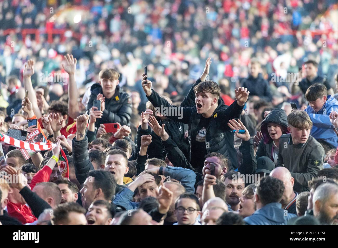 Wrexham, Wrexham County Borough, pays de Galles. 22nd avril 2023. Les fans de Wrexham sur le terrain célèbrent à plein temps leur promotion au niveau de la ligue de football, lors du club de football V de l'association Wrexham, au terrain de courses, dans la ligue nationale de Vanarama. (Image de crédit : ©Cody Froggatt/Alamy Live News) Banque D'Images