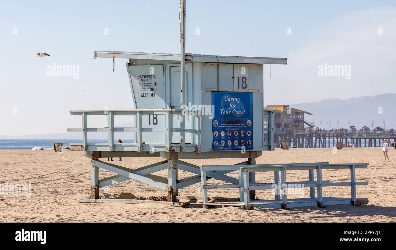 Une tour de maître-nageur sur la plage de Santa Monica avec jetée en arrière-plan situé en Californie Etats-Unis pris sur 5 février 2023 Banque D'Images