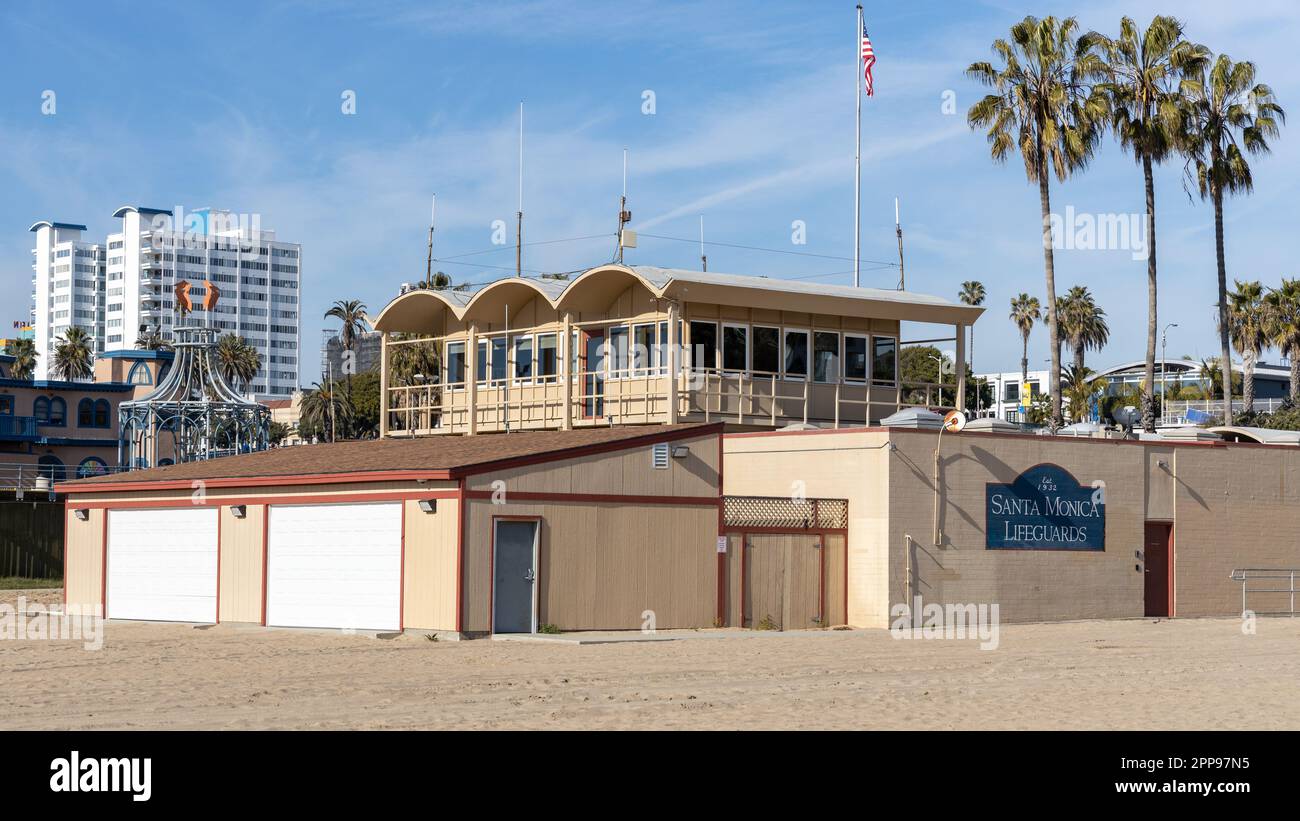 Un siège de sauveteur sur la plage de Santa Monica situé en Californie Etats-Unis a pris sur 5 février 2023 Banque D'Images