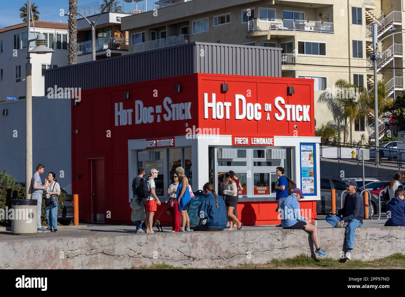 Célèbre vendeur de nourriture Hot dog sur un bâton sur la plage de Santa Monica situé en Californie Etats-Unis à bord de 5 février 2023 Banque D'Images