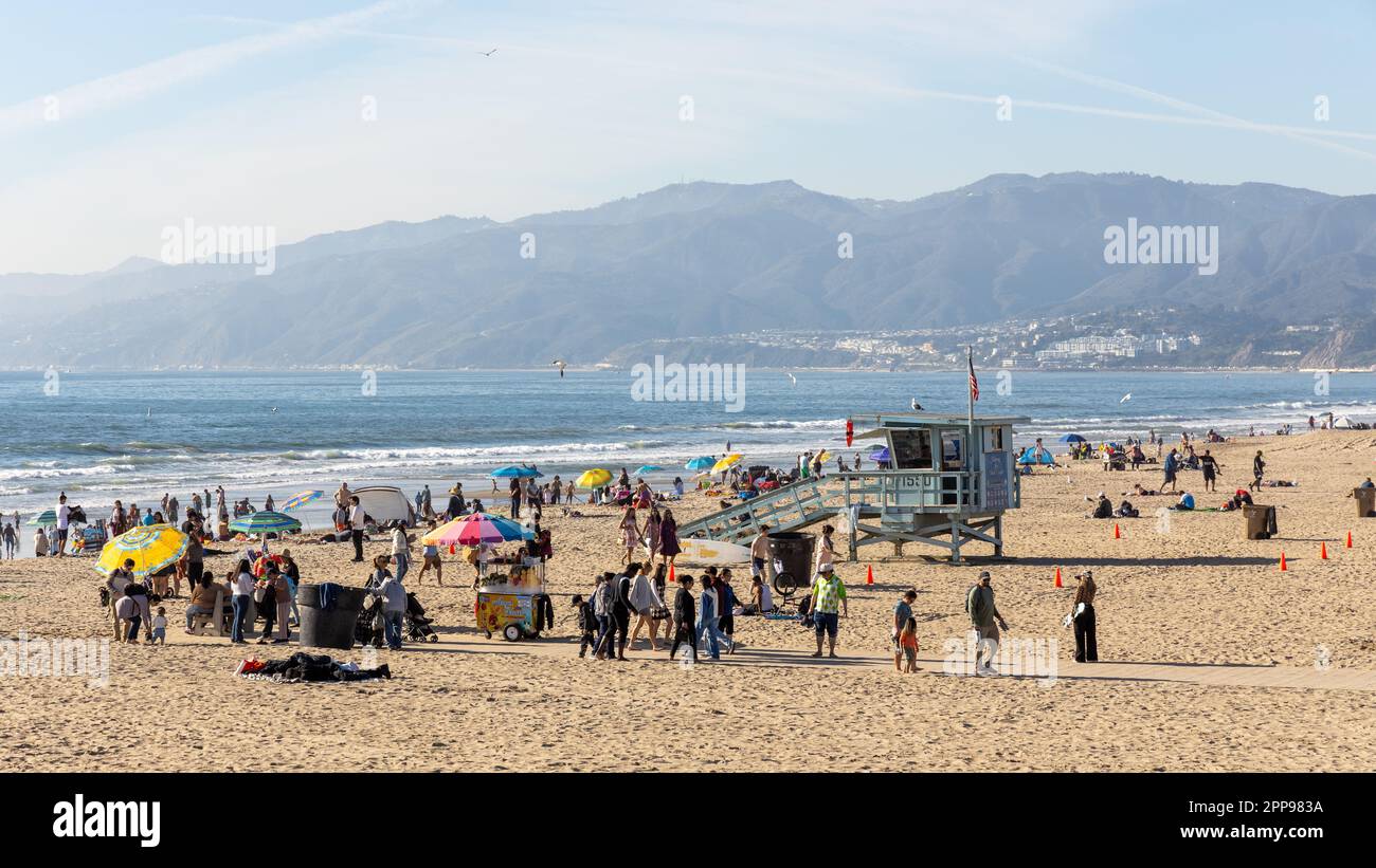 Une tour de maître-nageur sur la plage de Santa Monica avec Malibu en arrière-plan situé en Californie Etats-Unis pris sur 5 février 2023 Banque D'Images