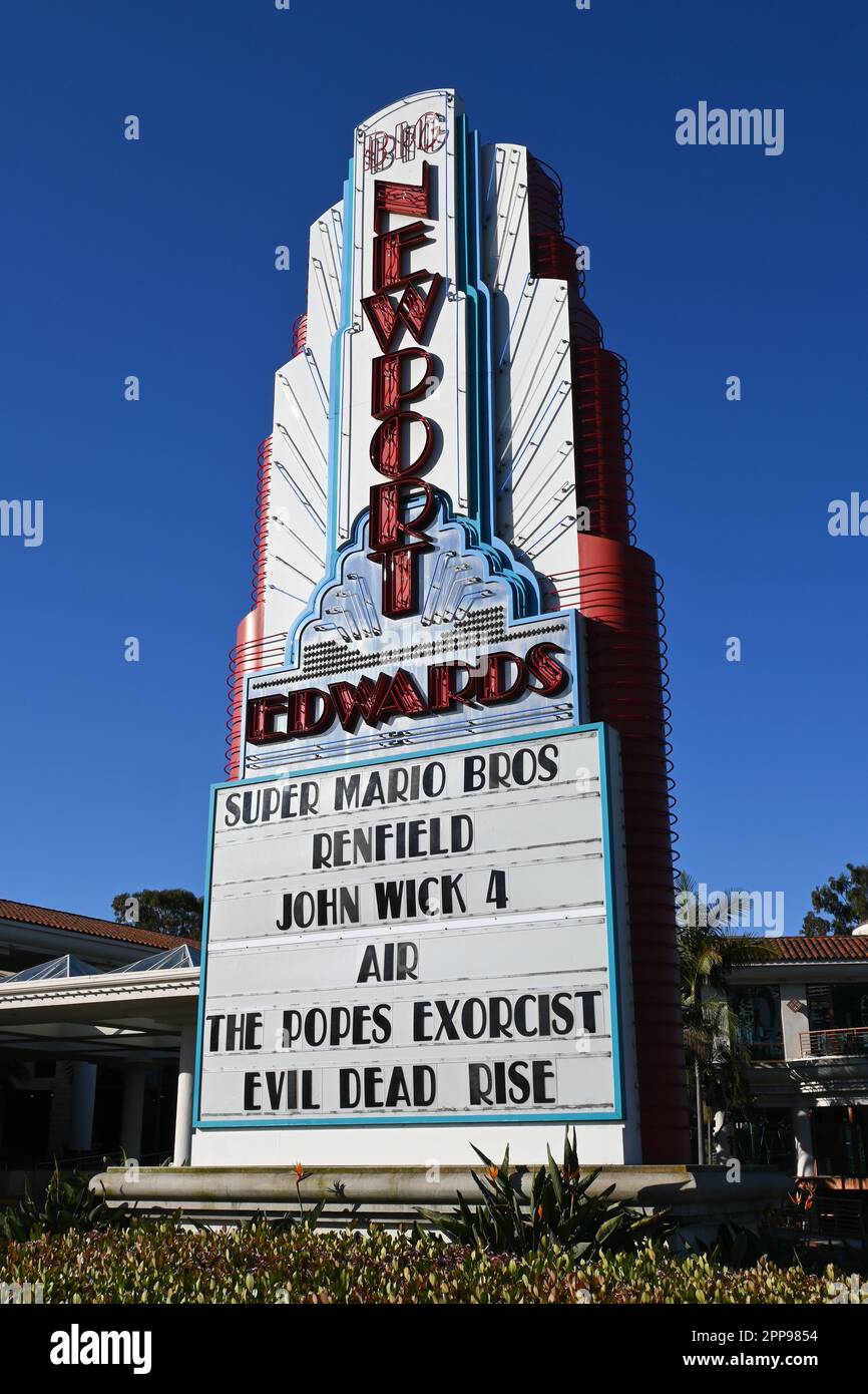 NEWPORT BEACH, CALIFORNIE - 22 avril 2023 : Regal Edwards Big Newport Theatre Marquee à Fashion Island. Banque D'Images