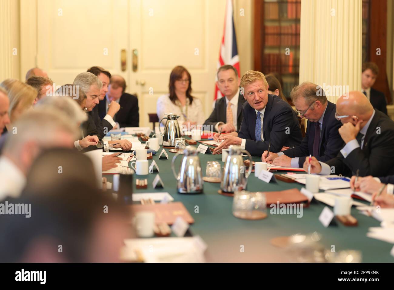 (230423) -- LONDRES, 23 avril 2023 (Xinhua) -- cette photo prise sur 14 juin 2022 montre Oliver Dowden (3rd R) prenant la parole au cours de la réunion du cabinet au 10 Downing Street à Londres, en Grande-Bretagne. Le vice-Premier ministre du Royaume-Uni, Dominic Raab, a démissionné vendredi, un jour après qu'un rapport indépendant sur les allégations selon lesquelles il aurait intimidé des membres du personnel alors qu'il travaillait dans plusieurs ministères, ait atteint le bureau du Premier ministre Rishi Sunak. Oliver Dowden, chancelier du duché de Lancaster, a été nommé vice-premier ministre. Alex Chalk, actuellement ministre d'État Banque D'Images