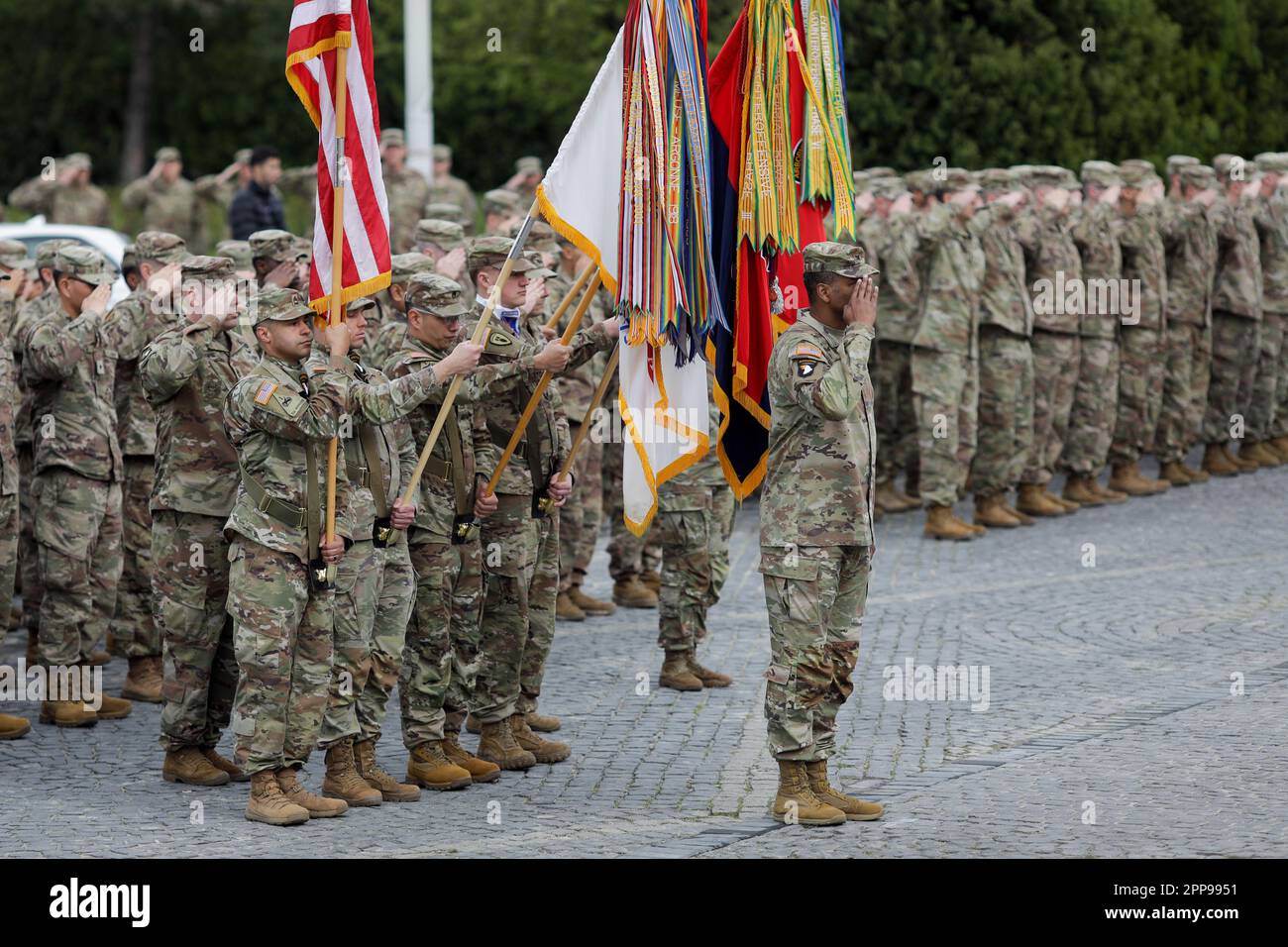 Bucarest, Roumanie - 5 avril 2023 : militaires de la division montagne 10th et de la division aéroportée 101st (assaut aérien), tous deux de l'armée américaine, à Banque D'Images