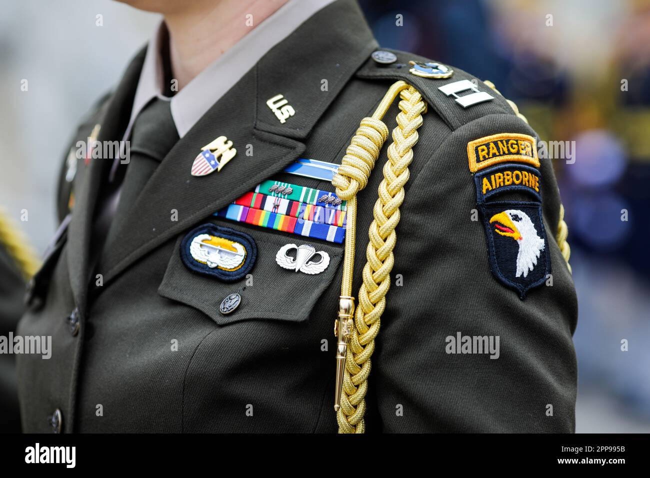 Bucarest, Roumanie - 5 avril 2023 : militaires de la division montagne 10th et de la division aéroportée 101st (assaut aérien), tous deux de l'armée américaine, à Banque D'Images