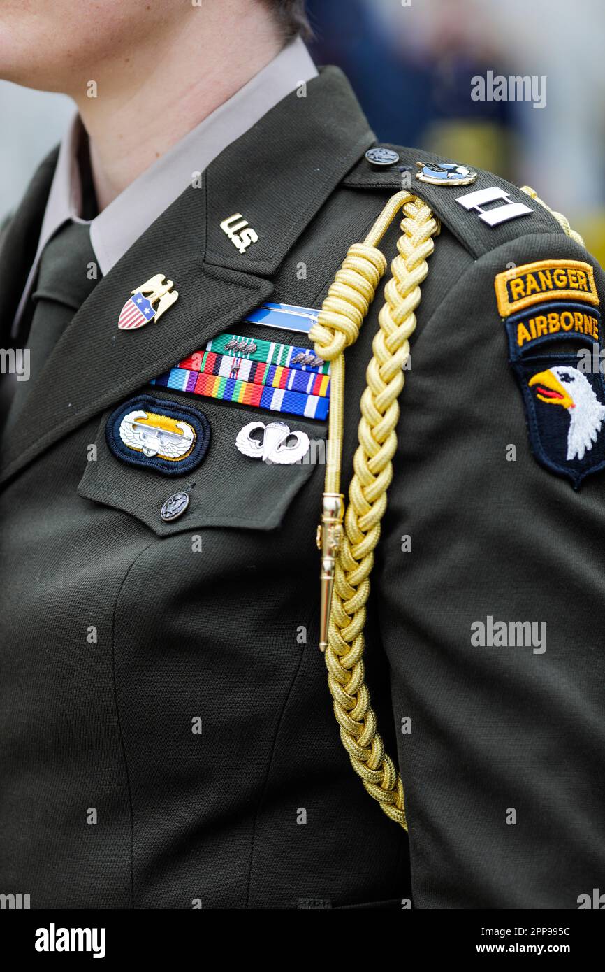Bucarest, Roumanie - 5 avril 2023 : militaires de la division montagne 10th et de la division aéroportée 101st (assaut aérien), tous deux de l'armée américaine, à Banque D'Images