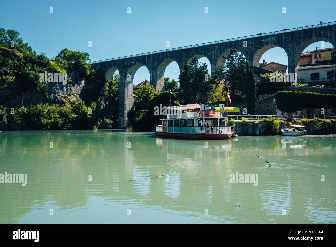 L'aqueduc enjambant la Bourne et un bateau à aubes dans le village de Saint Nazaire en Royans, dans les Alpes françaises (Drôme) Banque D'Images