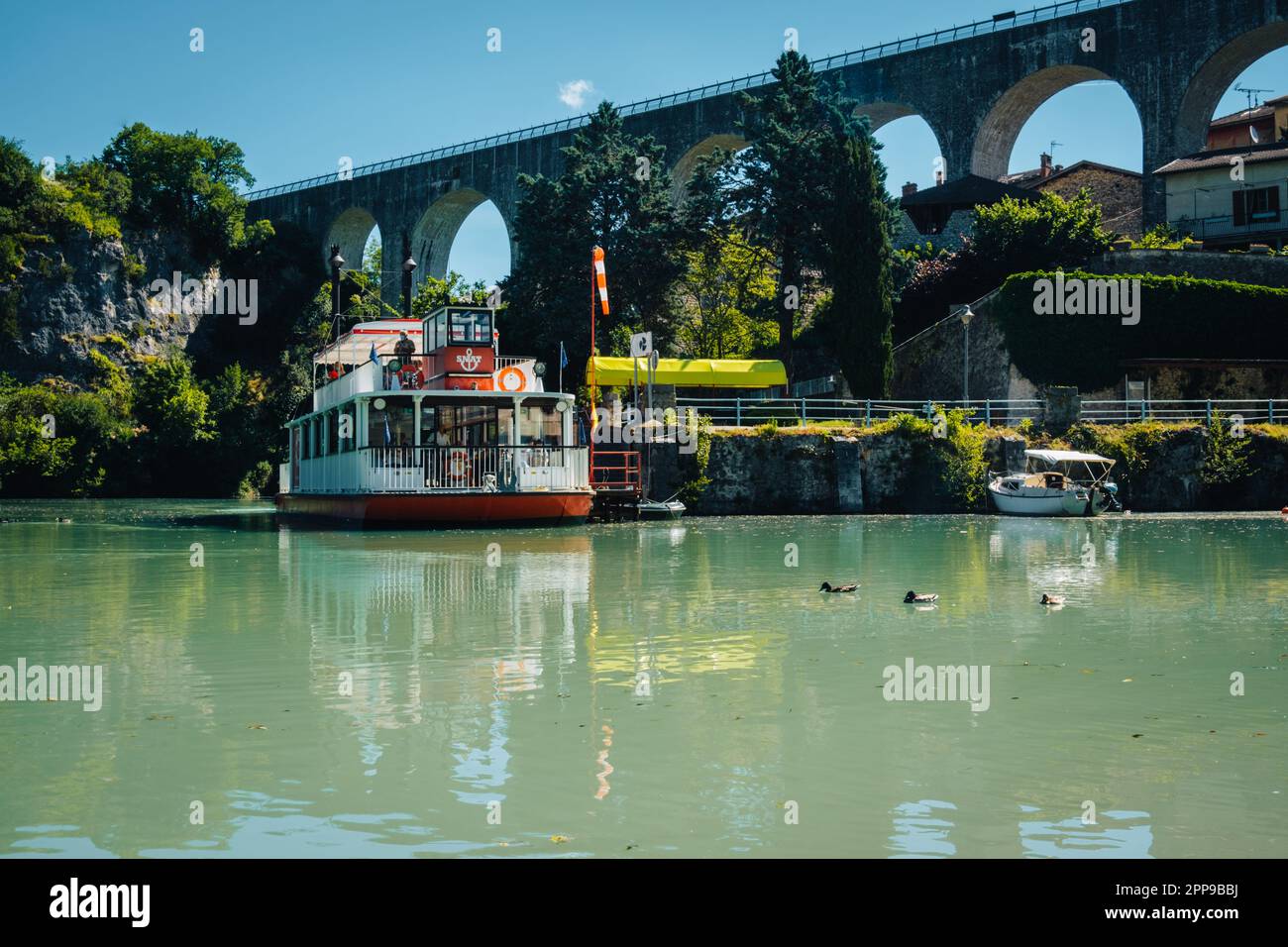L'aqueduc enjambant la Bourne et un bateau à aubes dans le village de Saint Nazaire en Royans, dans les Alpes françaises (Drôme) Banque D'Images
