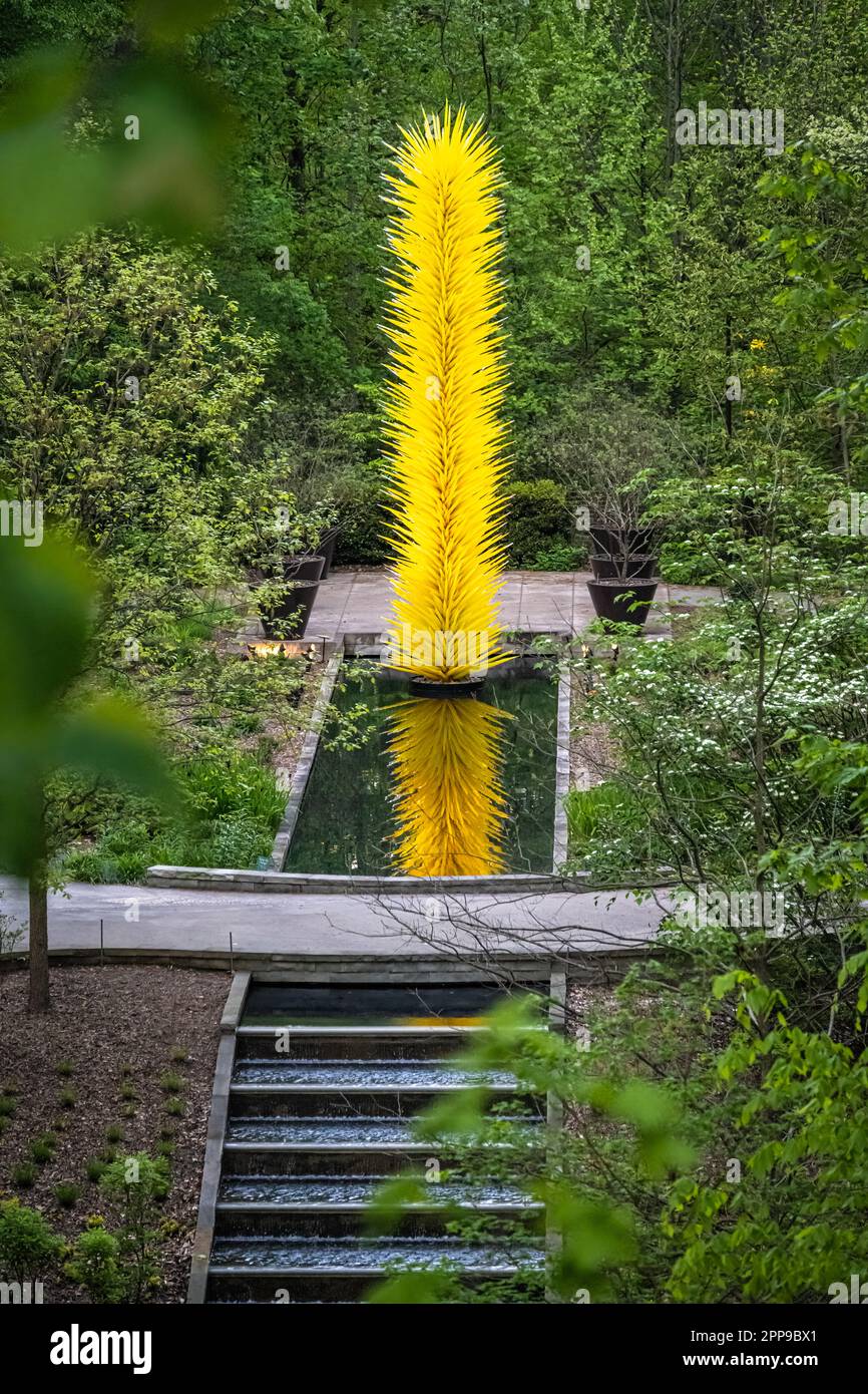 La tour de glace jaune radiante, une sculpture en verre soufflé de 30 mètres de haut réalisée par l'artiste Dale Chihuly au jardin botanique d'Atlanta, à Atlanta, en Géorgie. (ÉTATS-UNIS) Banque D'Images