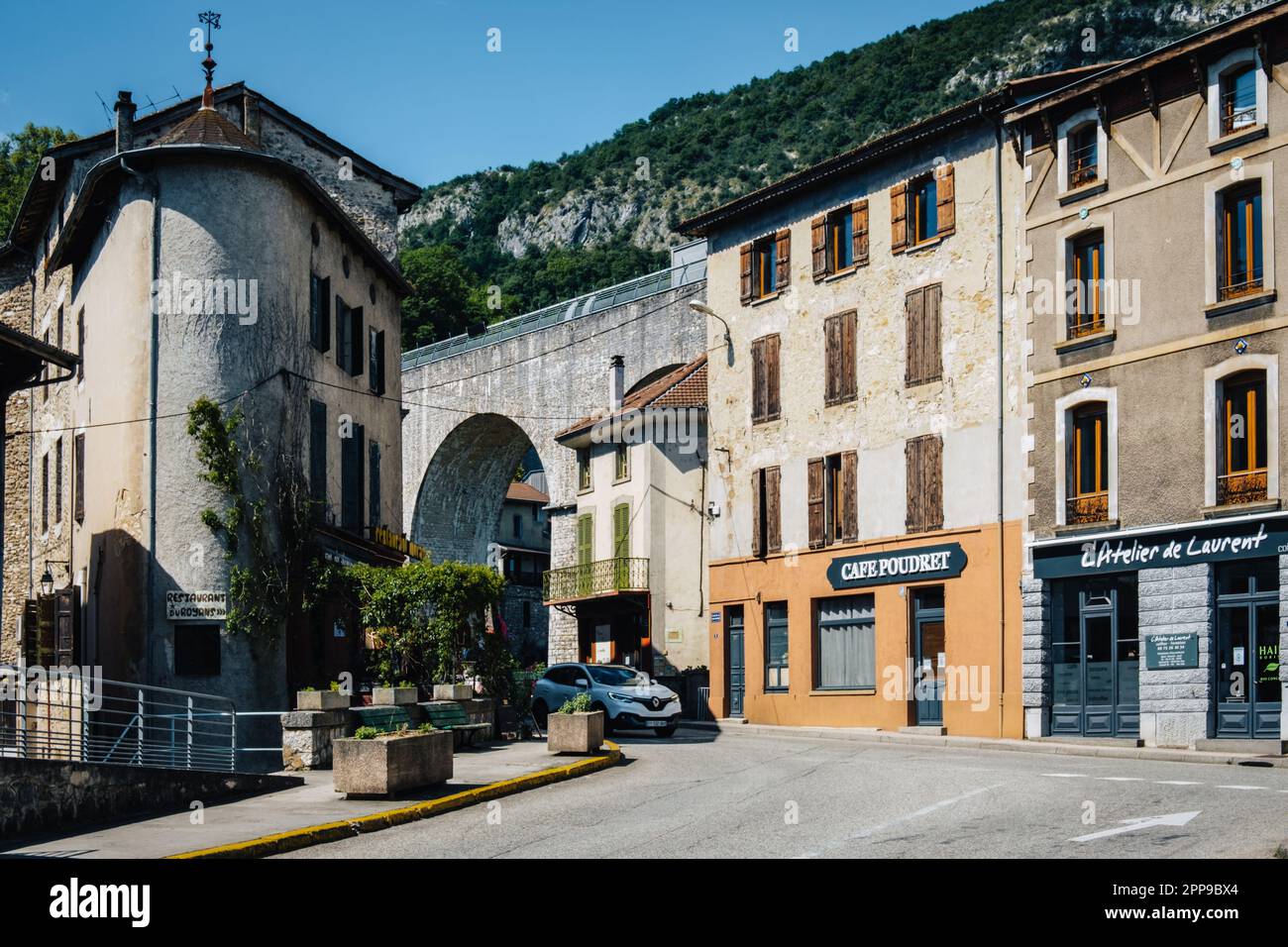 Rues de Saint Nazaire en Royans, avec des magasins et l'auqeduct en arrière-plan dans le sud de la France (Drôme) Banque D'Images
