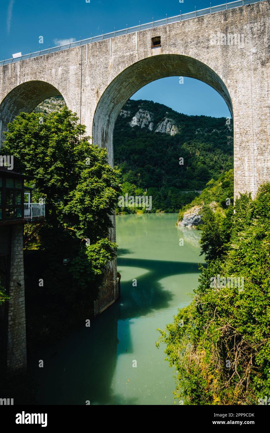 Aqueduc de Saint Nazaire en Royans enjambant le fleuve Bourne dans le sud de la France (Drôme) Banque D'Images
