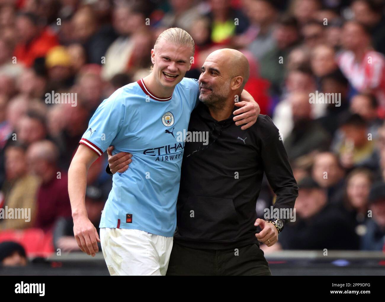 Londres, Royaume-Uni. 22nd avril 2023. Erling Haaland (MC) et PEP Guardiola (Man City Manager) se sont happés au match semi-final de la coupe Emirates FA Manchester City contre Sheffield United au stade Wembley, Londres, Royaume-Uni, le 22nd avril 2023. Crédit : Paul Marriott/Alay Live News Banque D'Images