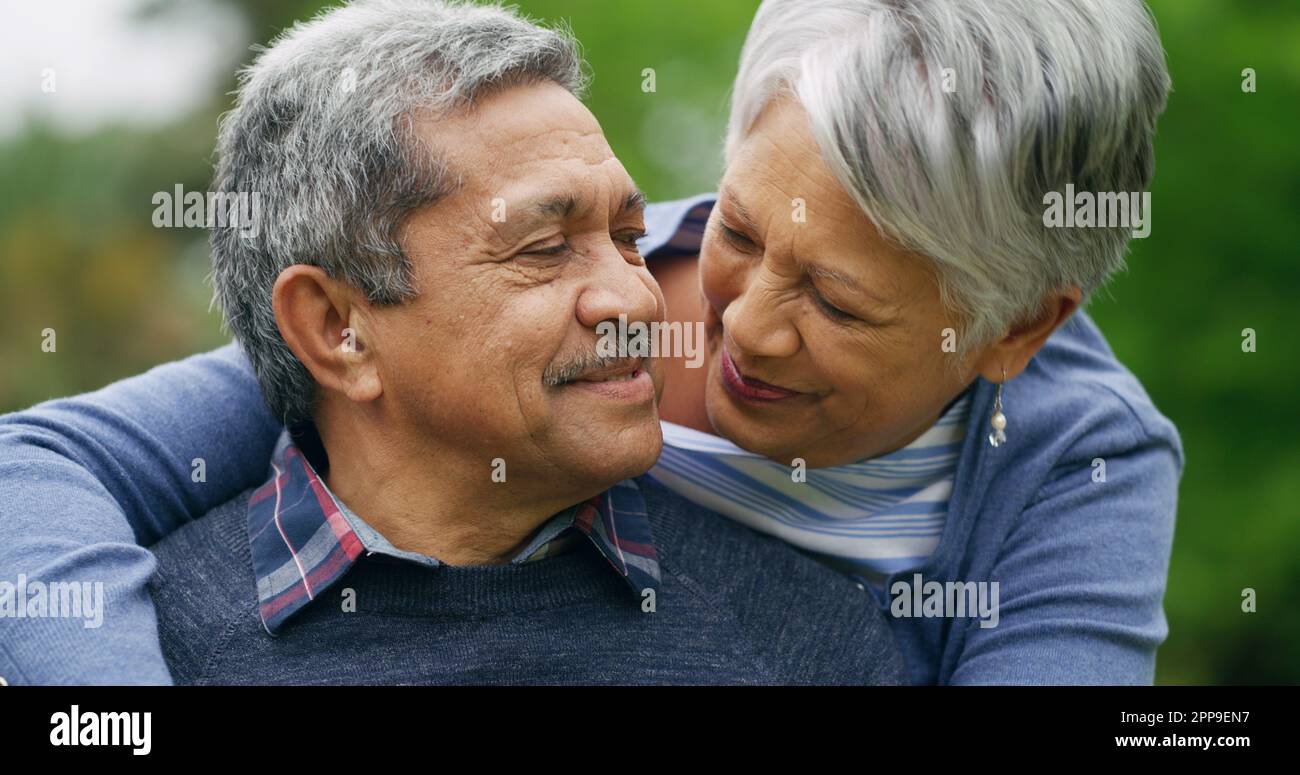 Mon mari, mon cœur. un heureux couple senior passant une journée romantique dans le parc. Banque D'Images