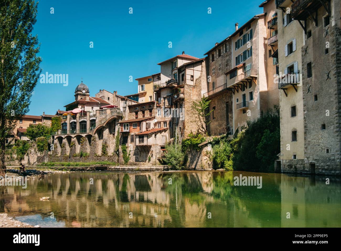 Le village de Pont-en-Royans avec ses maisons suspendues et les eaux bleues de la Bourne dans le Vercors, montagnes des Alpes françaises Banque D'Images