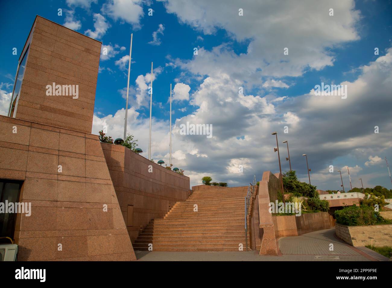 Vue latérale du Pakistan Monument Marble marron au coeur d'Islamabad, Pakistan ville: Islamabad pays: Pakistan mois: Avril Date: 21st année: 2023 Banque D'Images