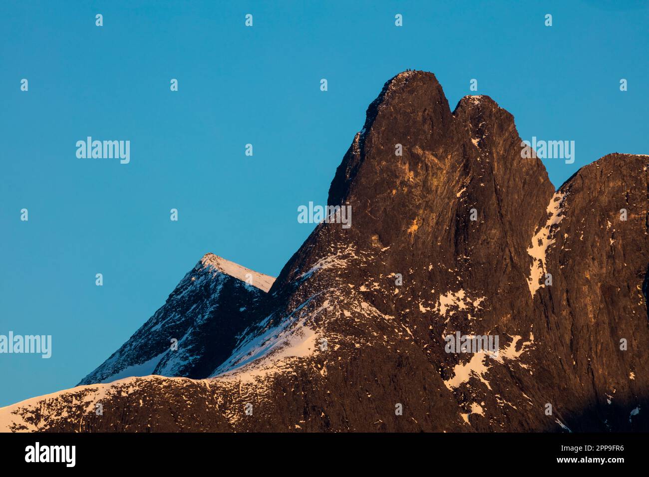 Lumière du soir sur le pic de Romsdalshorn, 1550 m, dans la vallée de Romsdalen, Rauma kommune, Møre og Romsdal, Norvège, Scandinavie. Banque D'Images