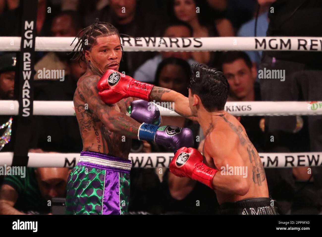 LAS VEGAS, NEVADA -22 avril: (R-L) Ryan Garcia poinçons Gervonta Davis combat dans le cadre de l'événement principal de 12 tours Lightweight bout à Premier Boxing Champions - Davis vs Garcia à T-Mobile Arena sur 22 avril 2023 à Las Vegas, Nevada. (Photo par Alejandro Salazar/PxImages) Banque D'Images