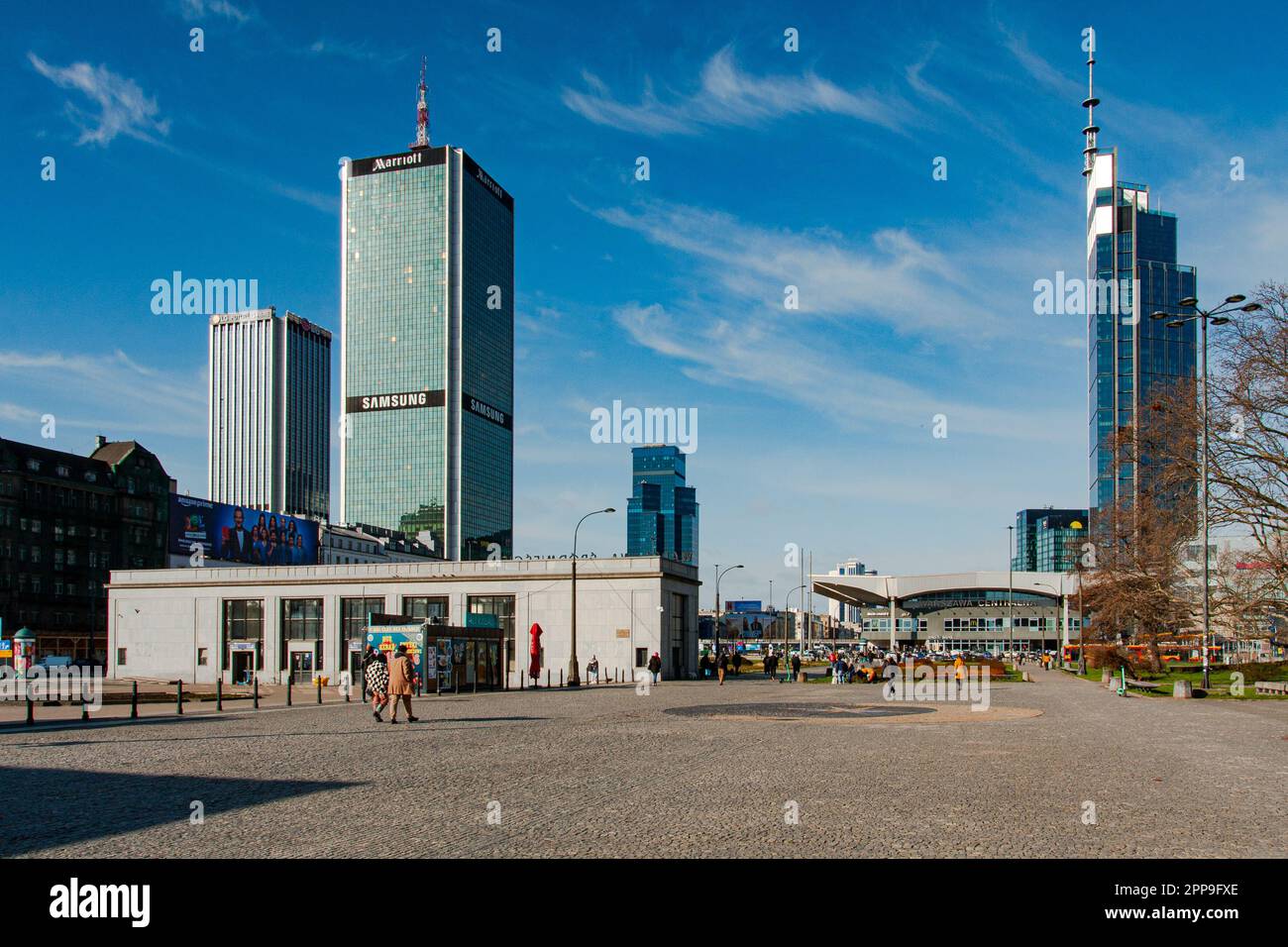 Vue sur la gare de Śródmieście Warszawa. Le Marriott Hotel en arrière-plan. Matin de printemps dans la capitale de la Pologne. Varsovie, Mazovia Polan Banque D'Images