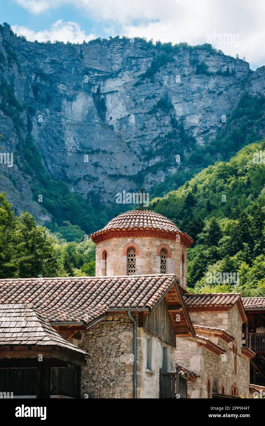 Le monastère Saint-Antoine-le-Grand, l'un des rares monastère orthodoxe de France, avec les montagnes du Vercors en arrière-plan (Drôme) Banque D'Images