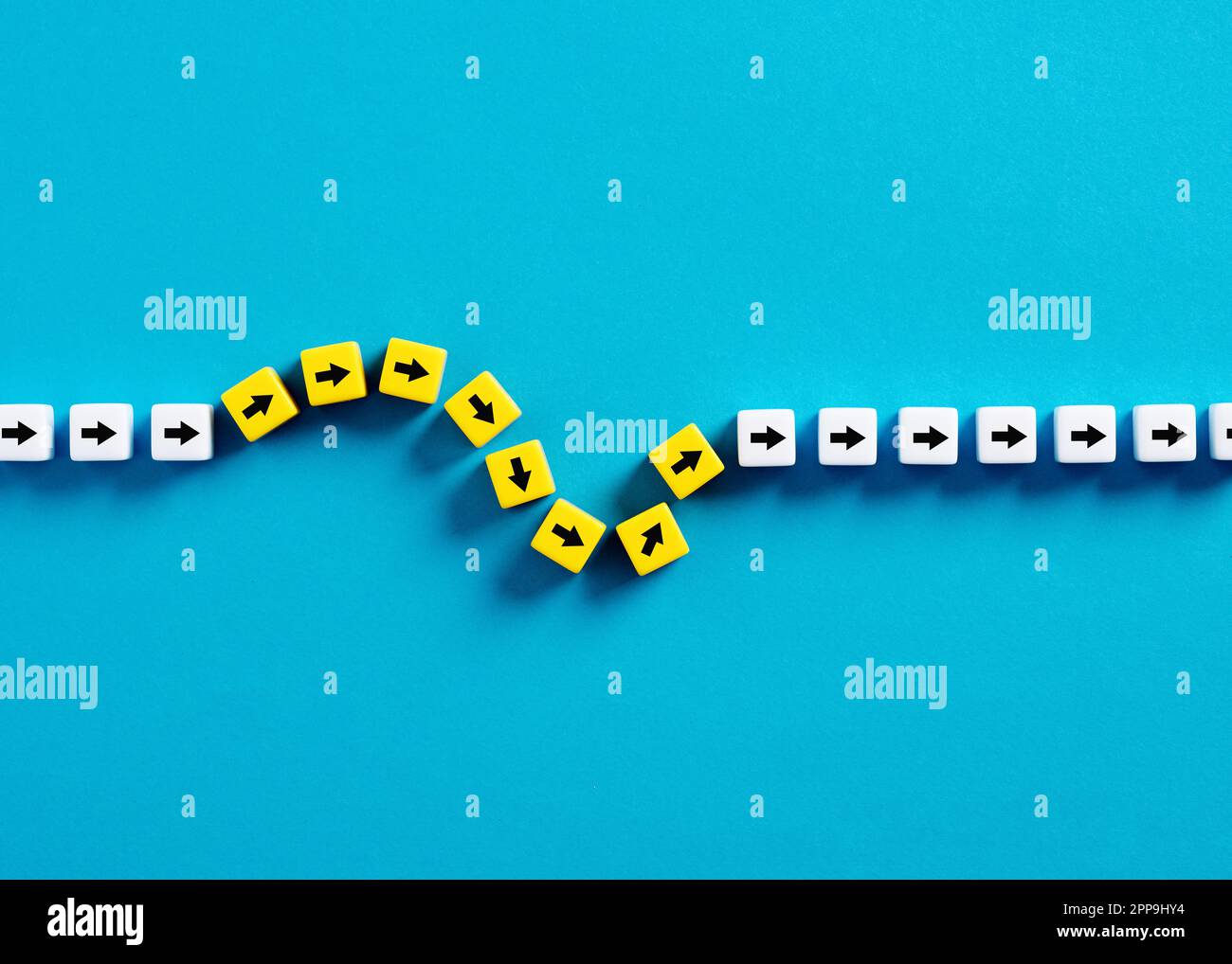 Concept de flexibilité et d'adaptation. Flèches sur les cubes suivant un chemin flexible. Banque D'Images Concept de flexibilité et d'adaptation. Flèches sur les cubes suivant un chemin flexible. Banque D'Images