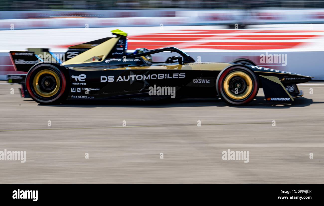 Berlin, Allemagne. 22nd avril 2023. Motorsport: Formule E: Berlin E-Prix à Tempelhofer Feld, course: Jean-Eric Vergne de l'équipe DS Penske Autosport sur la piste. Credit: Fabian Sommer/dpa/Alay Live News Banque D'Images