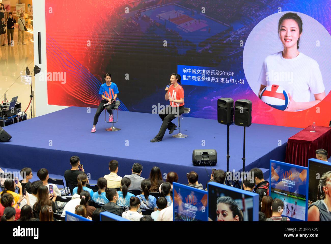 Hong Kong, Chine. 22nd avril 2023. L'ancien joueur chinois de volley-ball, HUI Ruoqi, qui fait partie de l'équipe chinoise qui a remporté l'or aux Jeux olympiques d'été de 2016, rencontre des fans dans le centre commercial olympique avant le tournoi qui se tiendra à Hong Kong.FIVB Conférence de presse de la Ligue des Nations de volley-ball 2023. Les équipes en compétition sont la Chine, l'Italie, la Turquie, les pays-Bas, la République dominicaine, Bulgarie, Pologne et Canada. Credit: Jayne Russell/Alay Live News Banque D'Images