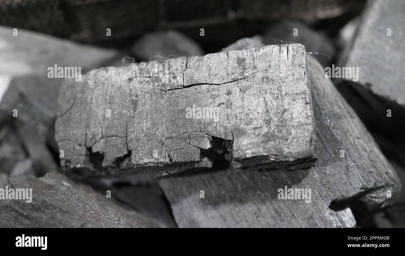 Charbon de bois naturel charbon de bois traditionnel ou charbon de bois dur sur table en bois vue. Charbon de bois pour allumer le feu pour un gril ou une cuisson Banque D'Images