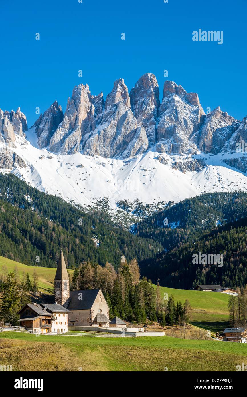 St. Magdalena-Santa Maddalena avec le groupe de montagne Odle (Geislergruppe) derrière, Dolomites, Villnoss-Funes, Trentin-Haut-Adige/Sudtirol, Italie Banque D'Images