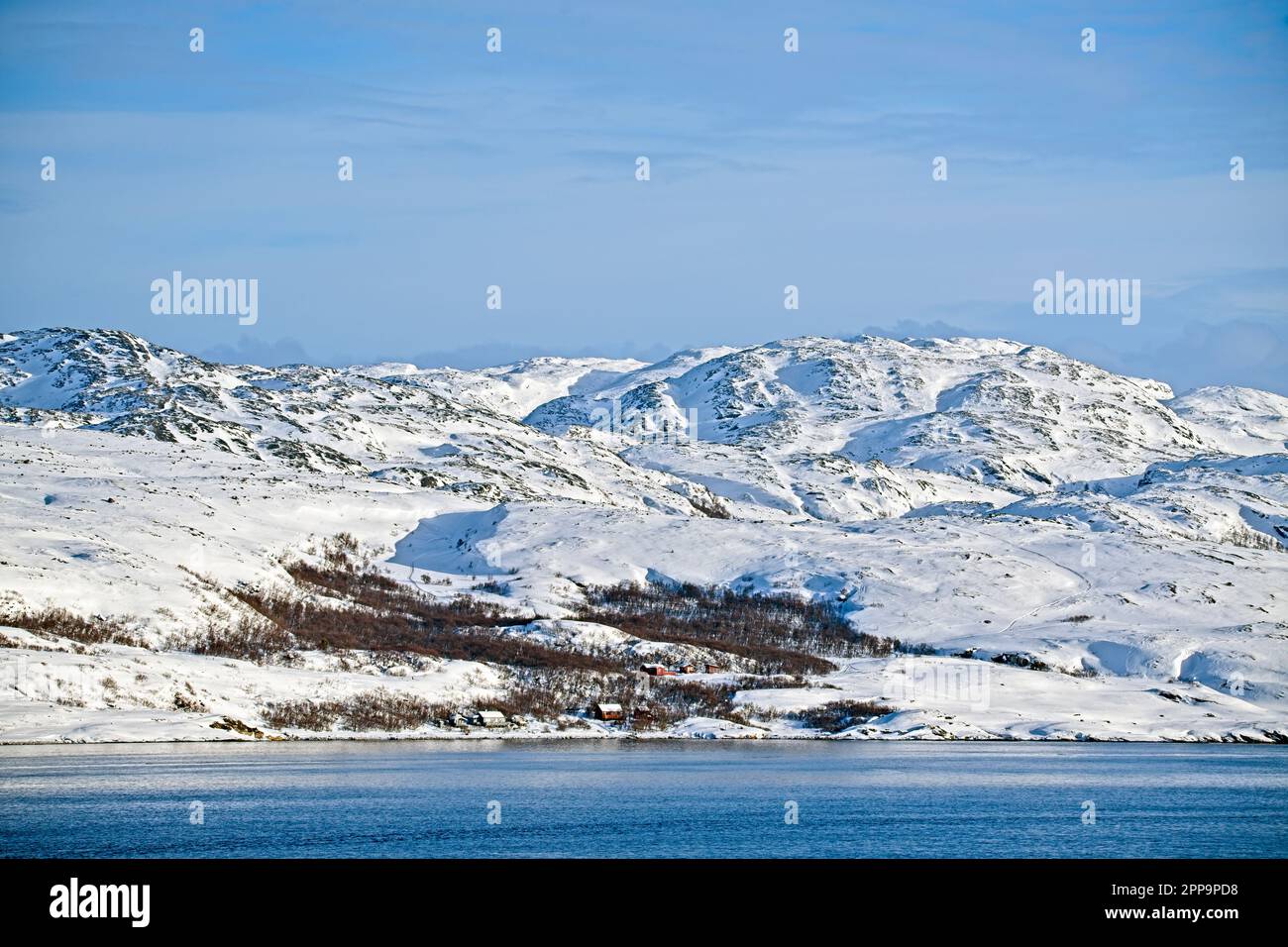 Petite communauté; Bokfjorden fjiord, Kirkeness, nord de la Norvège Banque D'Images