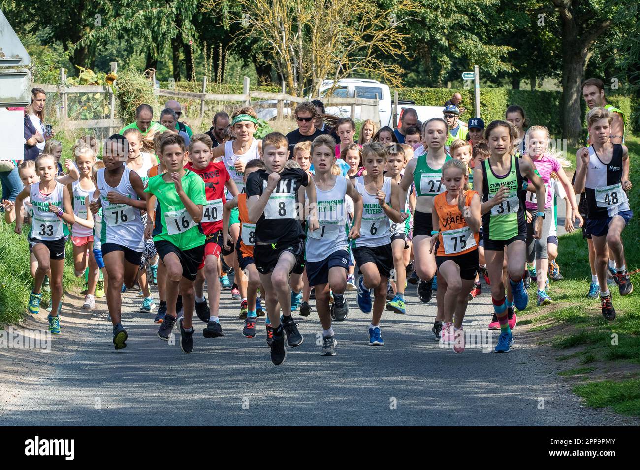 Le début d'une course sur route de jeunes s'étendait sur la paisible ...