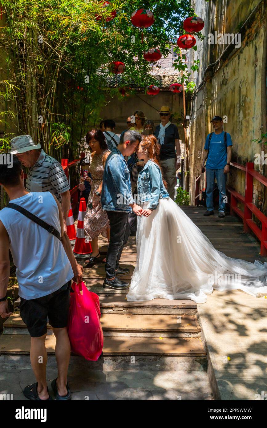 Photographe local prenant des photos de mariage sur une voie arrière entourée d'un groupe de magasins d'avant-guerre. Vieille ville de Kuala Lumpur Malaisie. Banque D'Images
