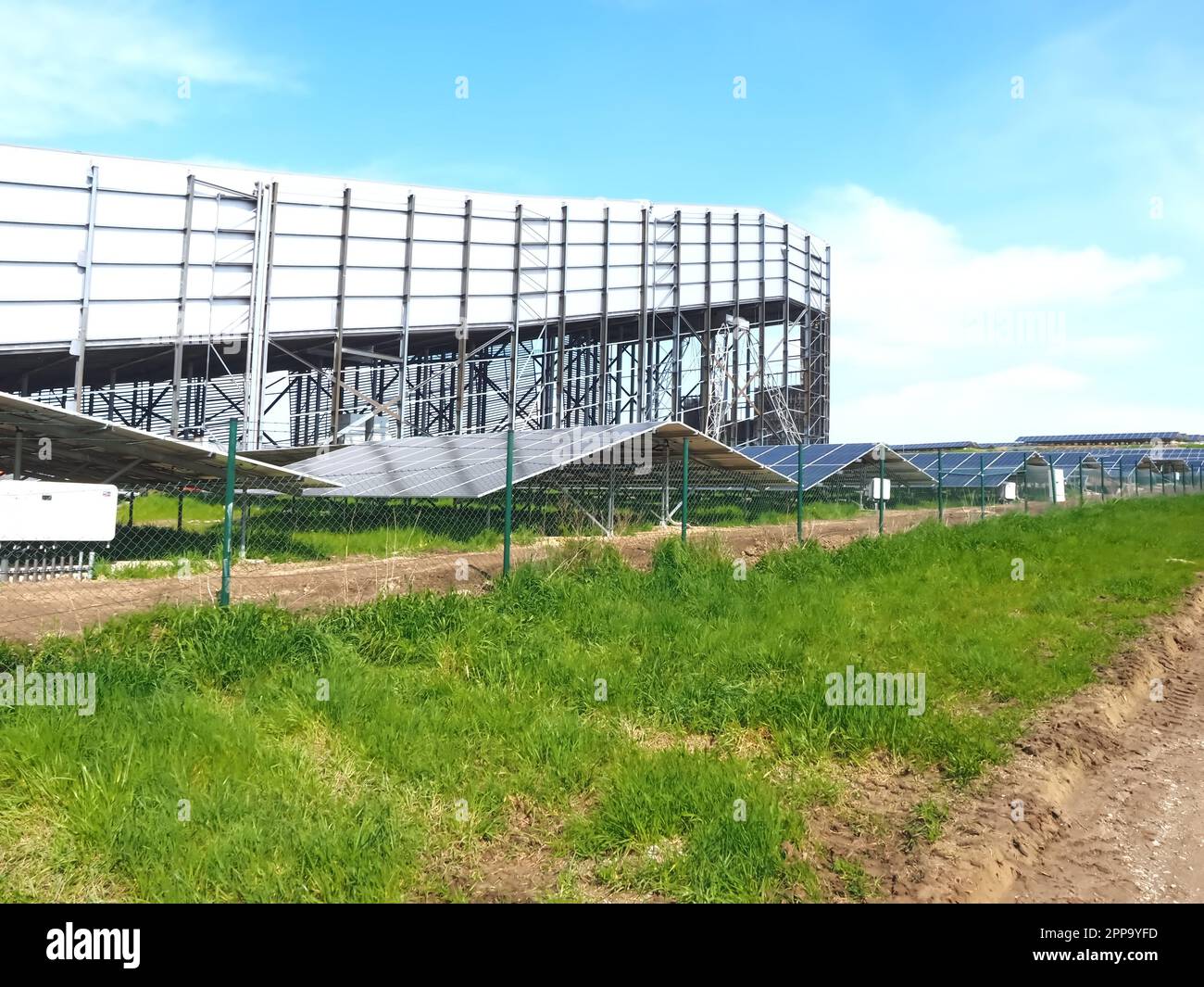 Architecture de la salle de ski dans l'Alpenpark Neuss en Allemagne avec panneaux solaires Banque D'Images