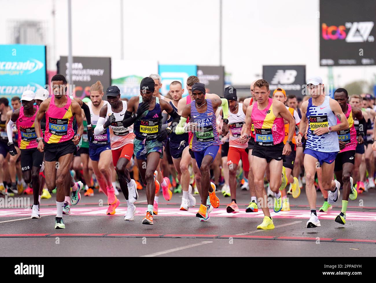 Mo Farah et d'autres concurrents au début de la course d'élite masculine pendant le Marathon de Londres du TCS. Date de la photo: Dimanche 23 avril 2023. Banque D'Images