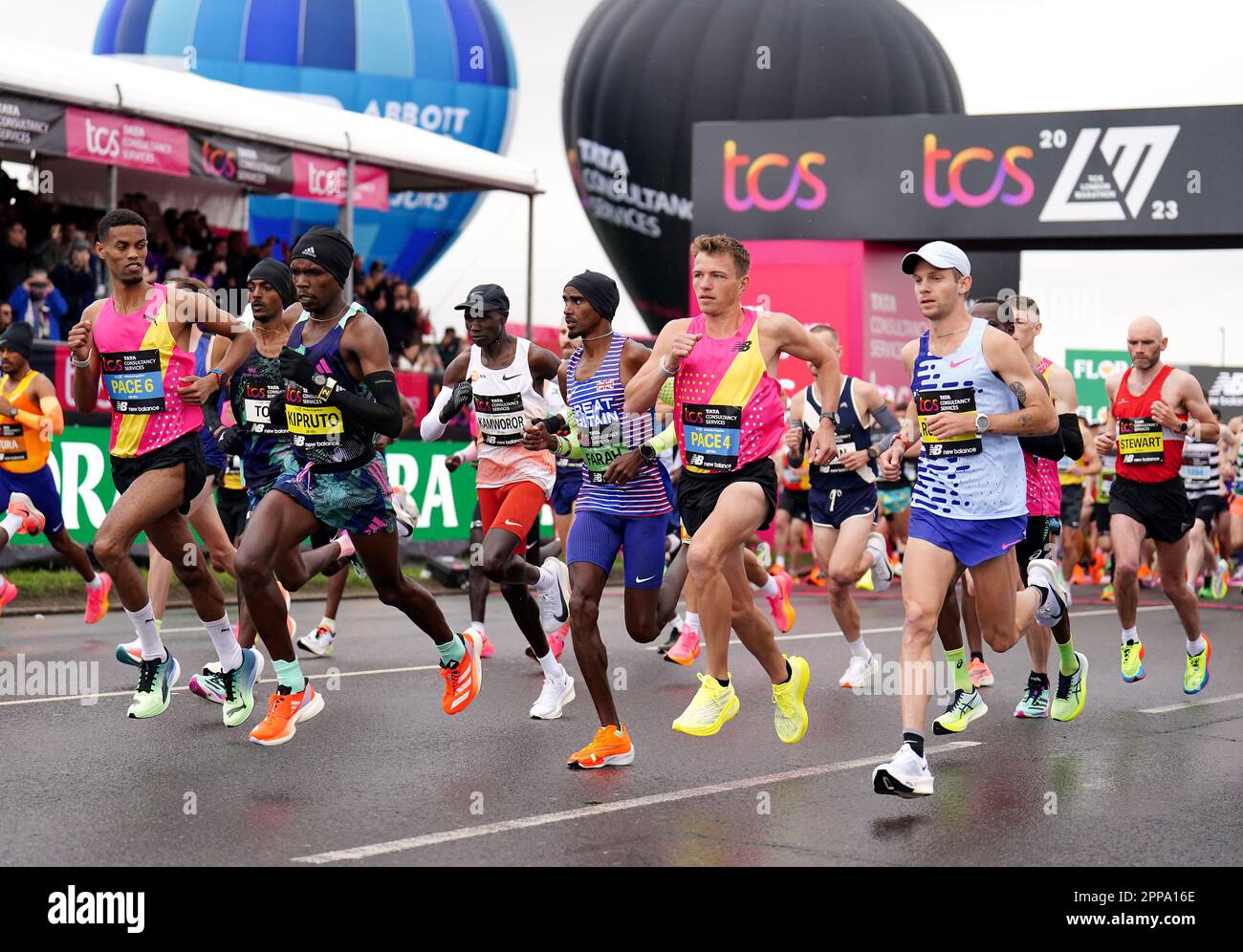 Mo Farah et d'autres concurrents au début de la course d'élite masculine pendant le Marathon de Londres du TCS. Date de la photo: Dimanche 23 avril 2023. Banque D'Images