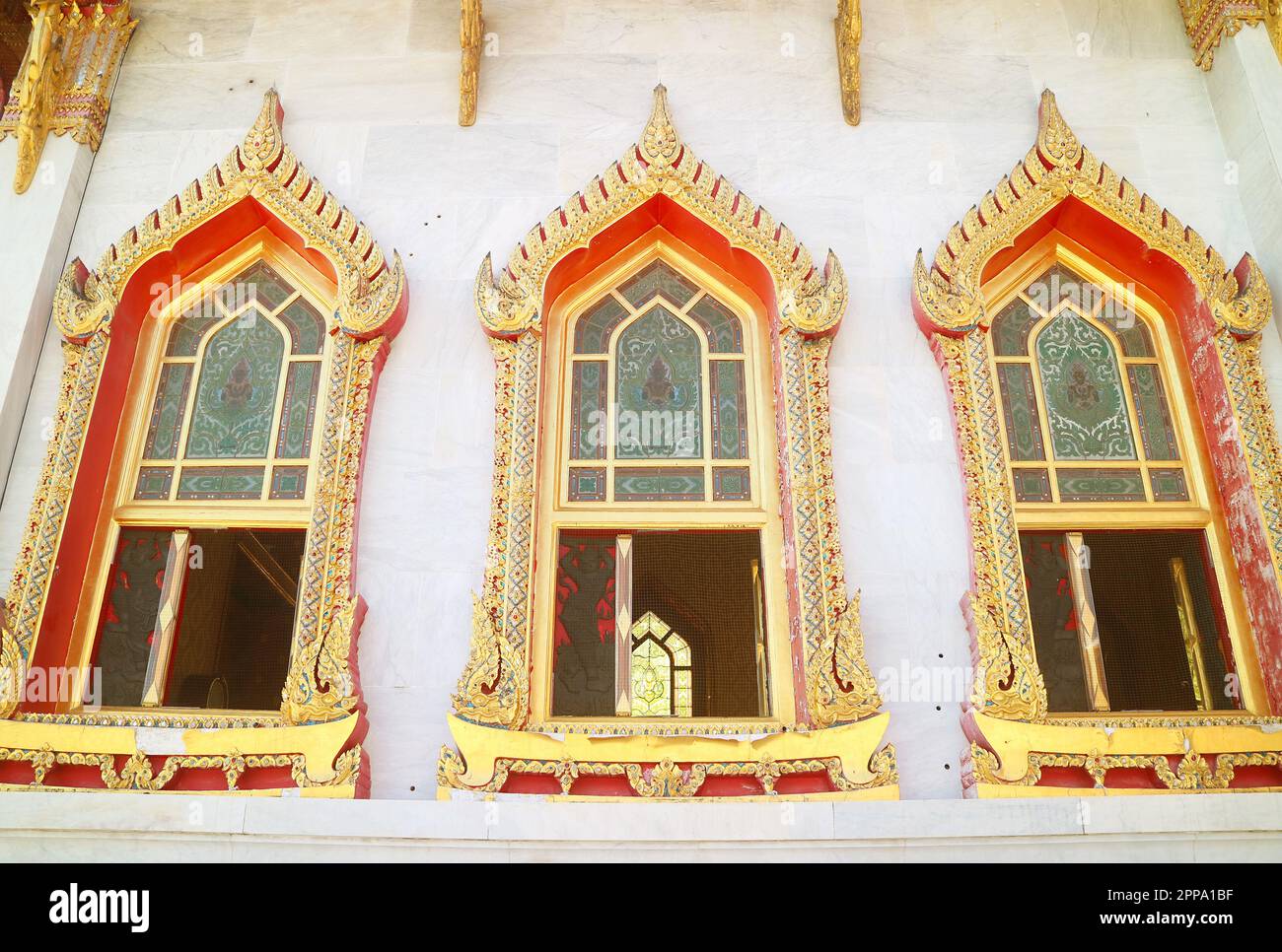 Détails étonnants de la façade latérale de la salle d'ordination du Temple de marbre (Wat Benchamabophit Dusitvanaram) à Bangkok, Thaïlande Banque D'Images