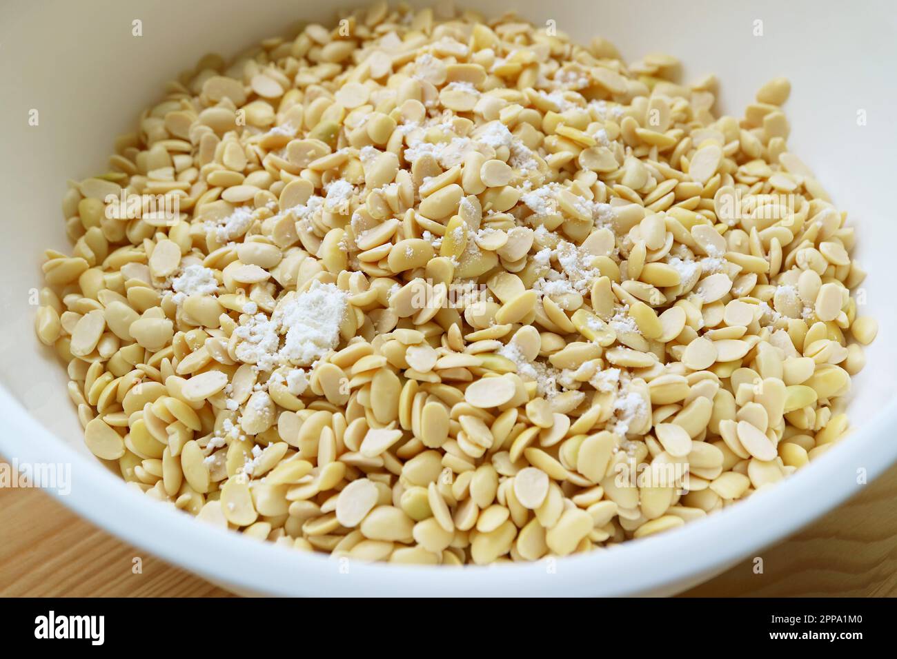 Procédé de mélange de poudre de tempeh Starter avec du soja bouilli Banque D'Images