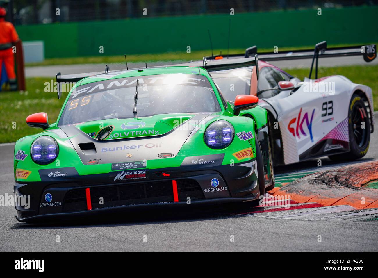 Monza, Italie. 23rd avril 2023. La Porsche 911 GT3 R (992) Dinamic GT Huber Racing #55 de Philipp SAGER, Benjamin BARKER et Marius NAKKEN (BRONZE) lors du Fanatec GT World Challenge Europe à Autodromo di Monza sur 22 avril 2023 à Monza, en Italie. Credit: Luca Rossini/E-Mage/Alamy Live News Banque D'Images