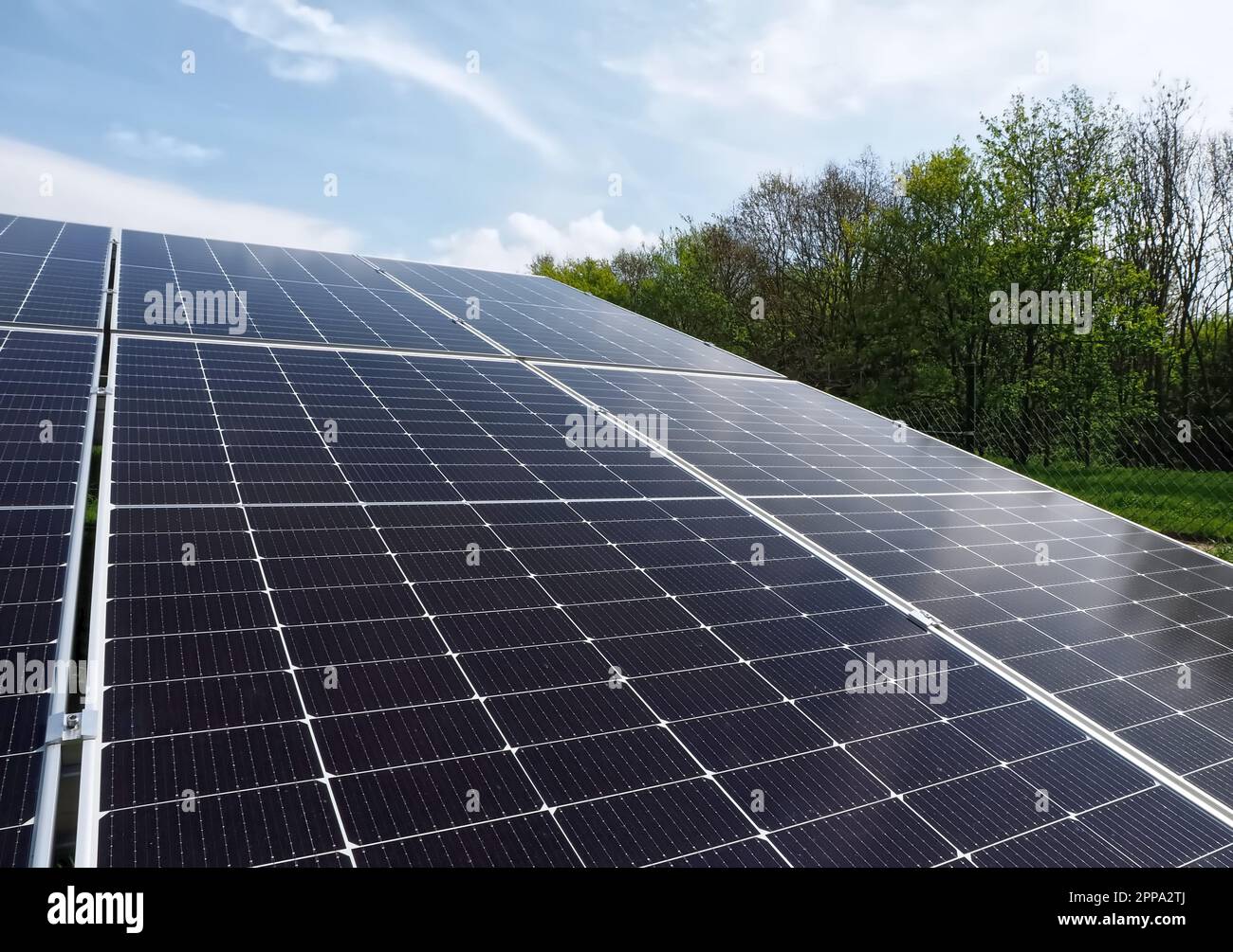 Champ de panneaux solaires pour recueillir l'énergie solaire Banque D'Images