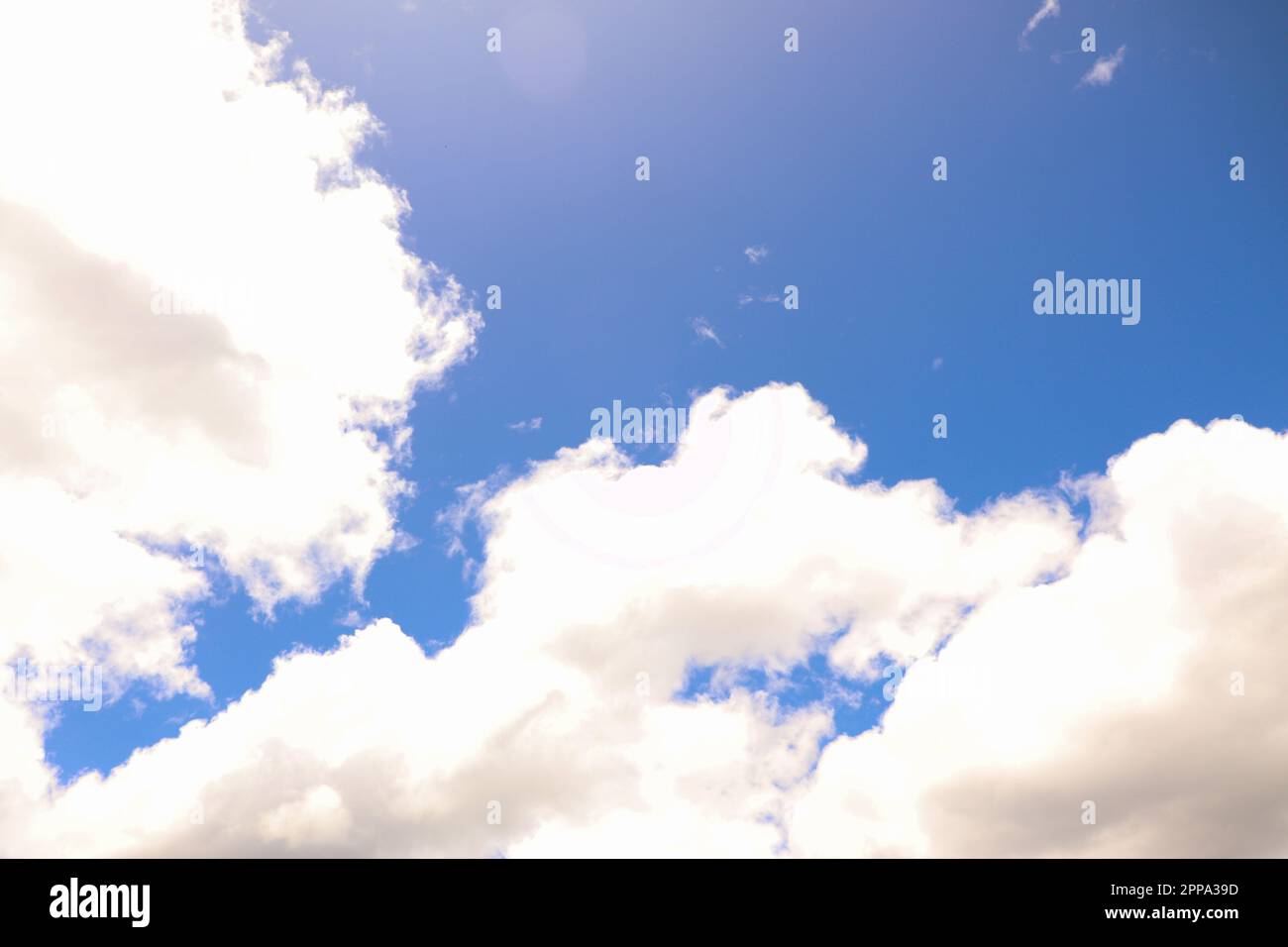 Ciel bleu vif avec nuages solides Banque D'Images