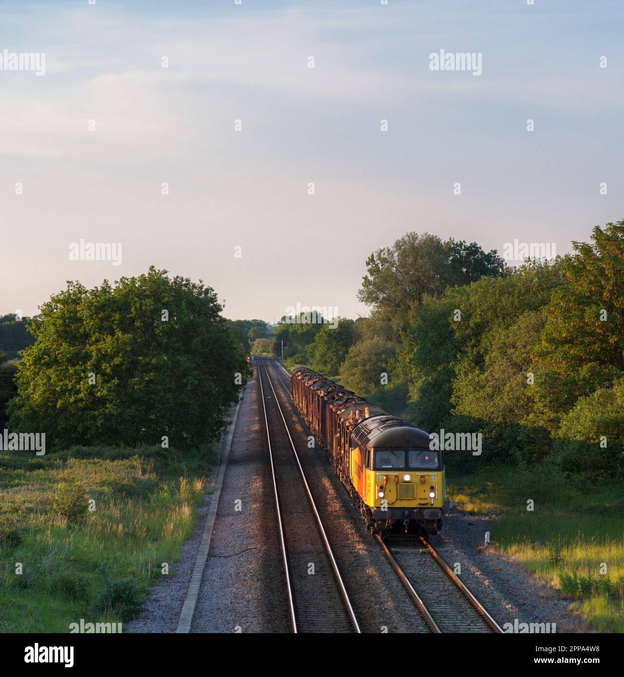 Une locomotive Colas Railfreight de classe 56 transportant un train transportant du bois passant par Rossett sur la ligne principale Severn Dee Banque D'Images