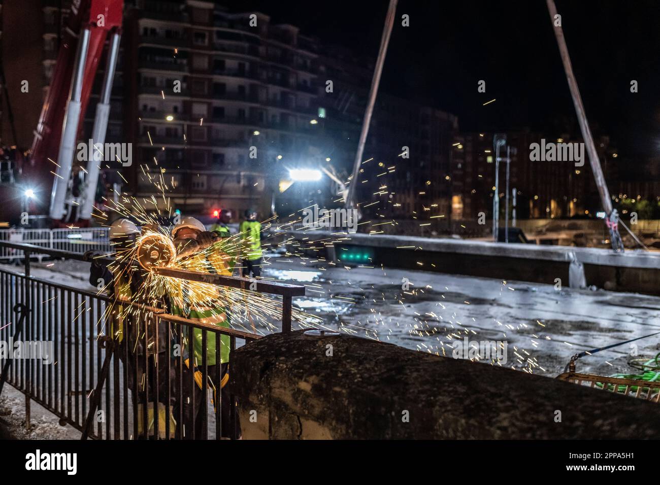 Logroño, Espagne; 23rd avril 2023: Ouvriers de la construction travaillant de nuit au démantèlement du pont sur la voie ferrée de la rue Vara de Rey, Banque D'Images