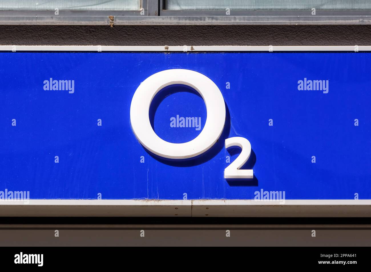 Stuttgart, Allemagne - 10 avril 2023: O2 opérateur mobile magasin de communication marque téléphone fournisseur Internet boutique avec logo à Stuttgart, Allemagne. Banque D'Images
