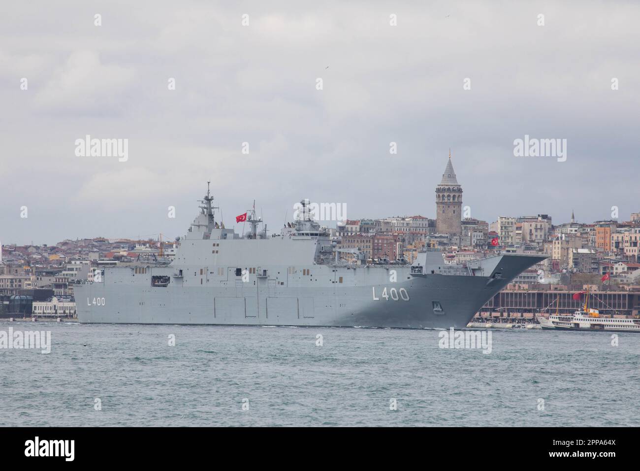 23 avril 2023 : le TCG Anadolu, le plus grand navire de guerre turc du commandement des forces navales, a accueilli le peuple en traversant le Bosphore, dans le cadre de la souveraineté nationale du 23 avril et des activités de la Journée des enfants à Istanbul, Turkiye sur 23 avril 2023. (Credit image: © Tolga Ildun/ZUMA Press Wire) USAGE ÉDITORIAL SEULEMENT! Non destiné À un usage commercial ! Banque D'Images